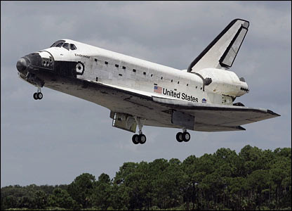 Allo Space Shuttle occorrono circa dodici minuti per passare sopra a tutti gli Stati Uniti, dalla California a New York. Il viaggio di uno Shuttle attorno al mondo ne richiederebbe solo novanta.