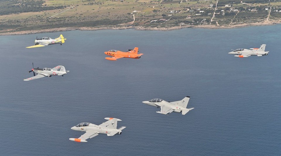 La foto riassume 70 anni di storia: North American T-6 "Texan", FIAT G59, Aermacchi MB-326, Aermacchi MB339/MLU e MB-339CD, Alenia Aermacchi T-346A "Master" / © Aeronautica Militare.