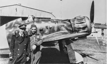 Da sinistra Aldo Gon e Giulio Reiner, davanti un Macchi 200 Gorizia 1941. Foto di: www.asso4stormo.it
