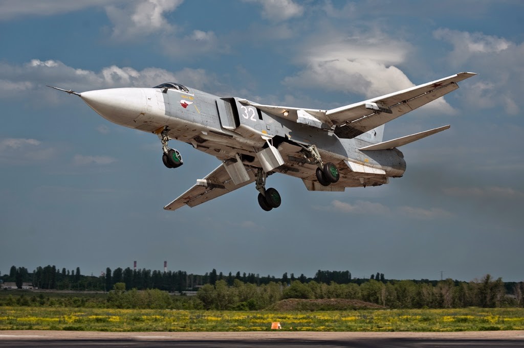 Un Su-24 "Fencer" un cacciabombardiere tattico a geometria variabile paragonabile al Tornado o all'americano F-111 / Reuters