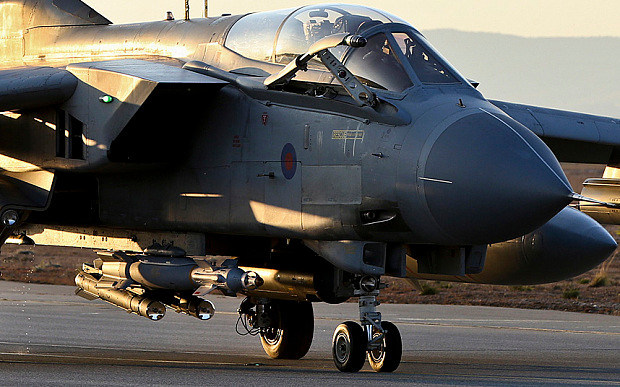 Tornado GR4 della RAF basato ad Akrotiri (Cipro) - Si notano i missili Brimstone usati contro l'ISIS e le GBU