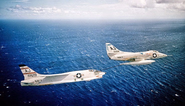 Un RF-8 Crusader viene rifornito da uno Sky Hawk.