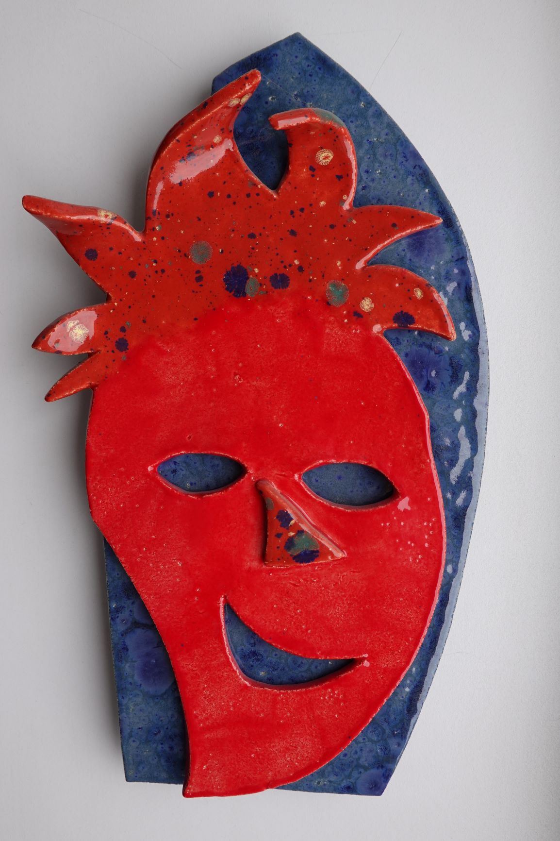 Maske blau und rot