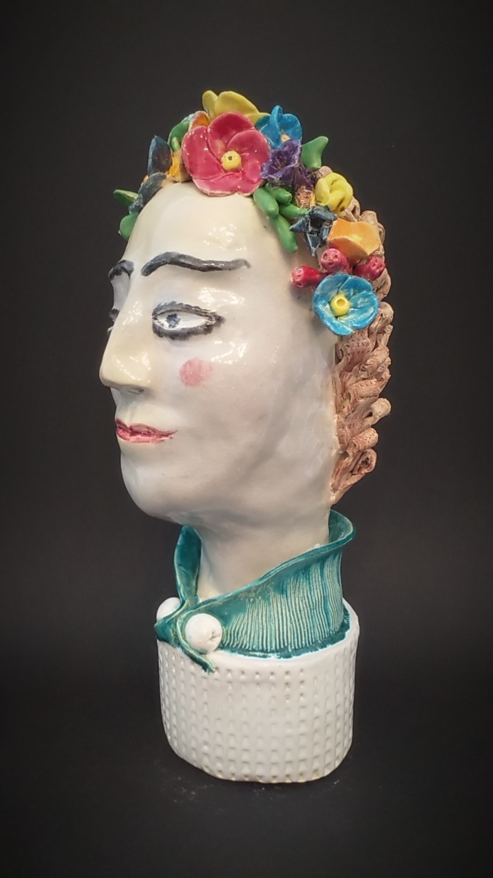 Mädchen mit Blumenkranz im Haar