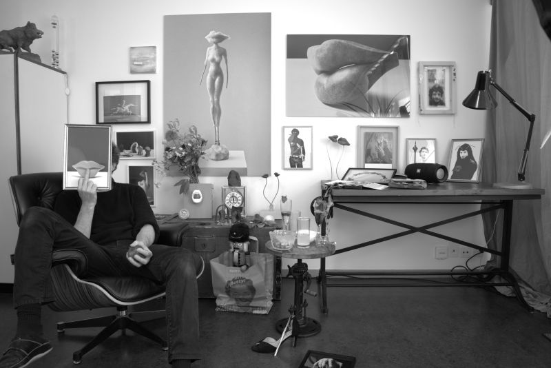 1_PoPo ‘The Pope of Art’ – DER BILDHAUER / PoPo ‘The Pope of Art’: «Maria?! Wieso ist der Apfel so klein?» / Maria The Popess of Art: «Auf der Webseite erscheint ER grösser.» / Galerist Herr Tischhauser: «Das ist DER BILDHAUER.»