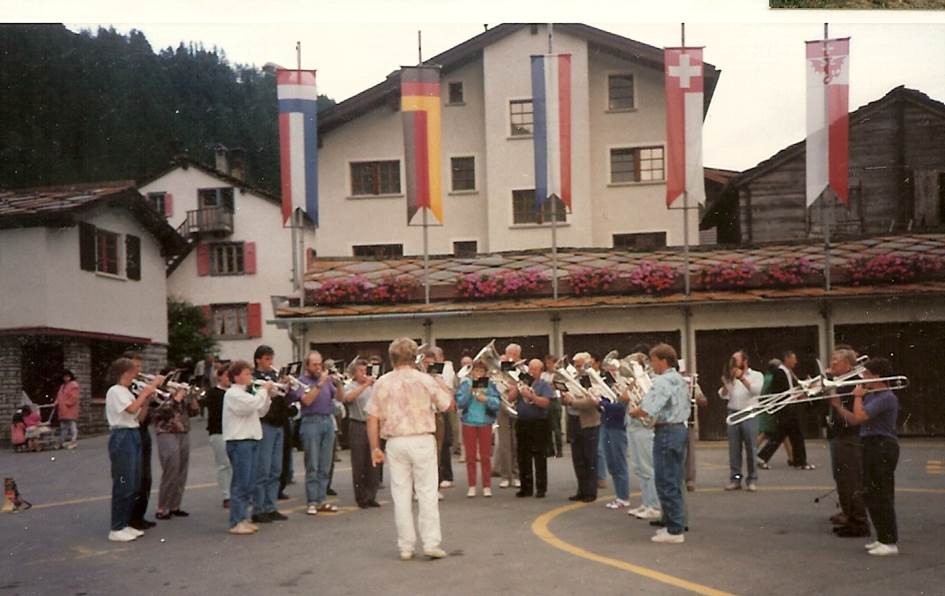 1992: Ausflug Saas Almagell: Ständli auf dem Dorfplatz; Direktion Theo Emmenegger