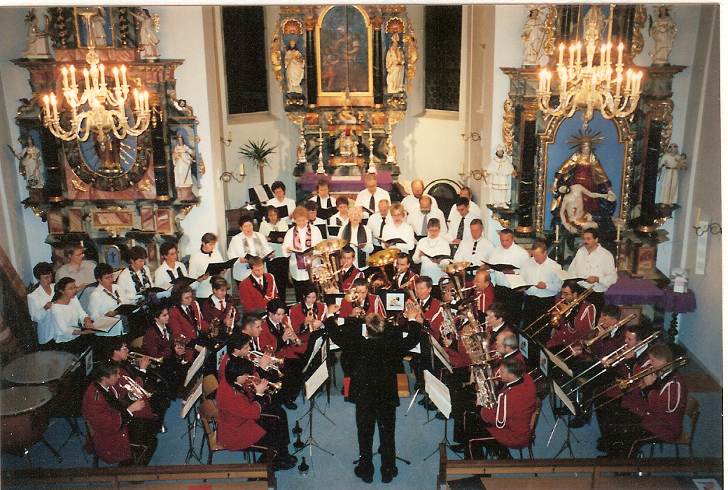 2001: Adventskonzert mit dem Kirchenchor in der Pfarrkirche