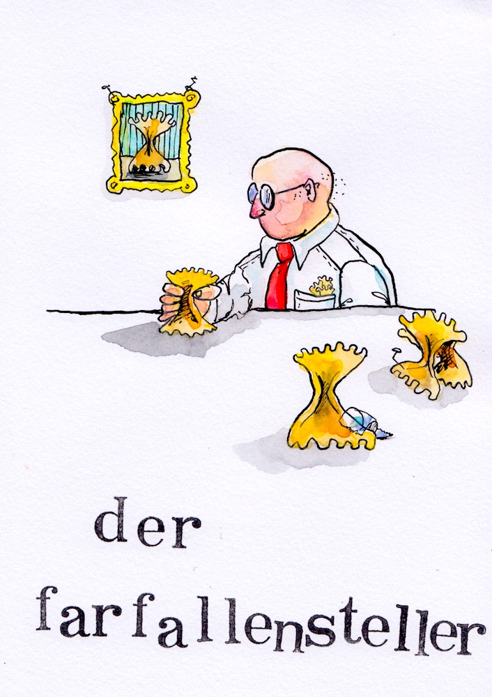Ein Mann stellt Nudeln auf den Tisch.