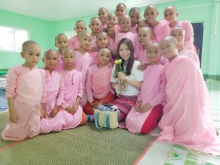 いただいた鑑定料金の一部は信頼できる団体に寄付させていただいております ※写真ミャンマー寺子屋