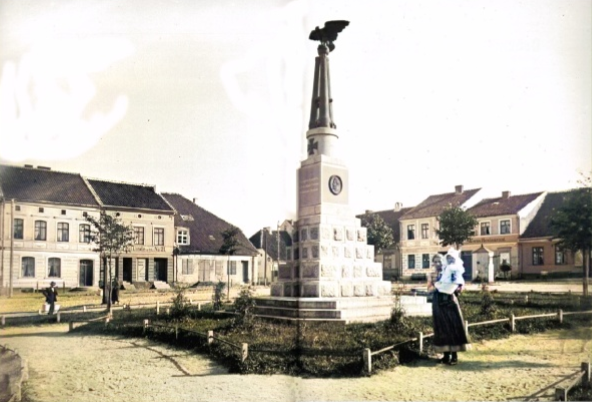 Marktplatz Kreuzburg mit Kriegerdenkmal