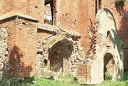 Ehemaliger Haupteingang für Kirchenbesucher. Der Zusammenhang von Vorbau und Portal kaum noch zu erkennen. 