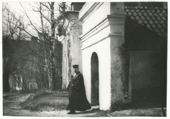 Gleiche Stelle, anderer Eingang: Pfarrer Rosendfeld verlässt die Kirche. Im Hintergrund das Pfarr- oder das Gutshaus?