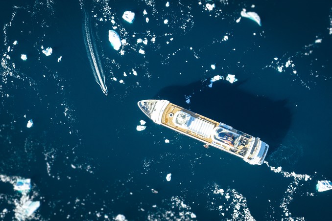 Grönland Kreuzfahrtschiff Vogelperspektive mit Eisschollen