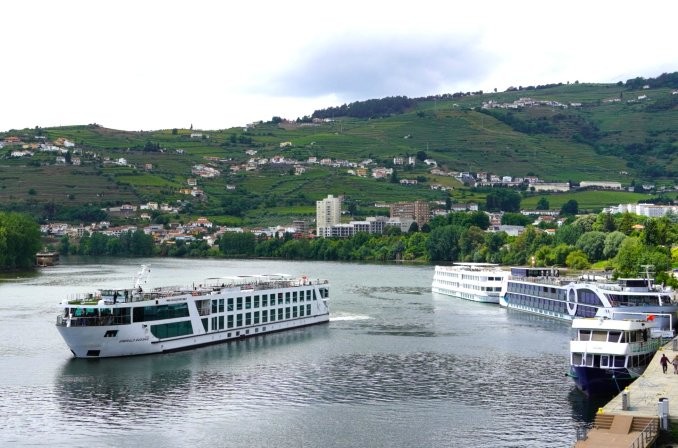 Flussschiffe in Régua am Douro