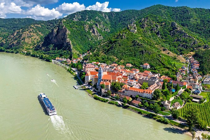 Flusskreuzfahrtschiff in der Wachau