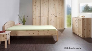 Schlafzimmer Zirbe mit Massivholzbett Diagonis