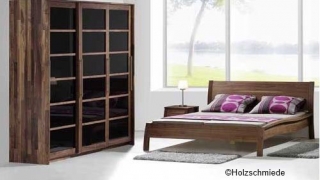 Schlafzimmer Nussbaum mit Massivholzbett Akzent und Schrank Kubus   
