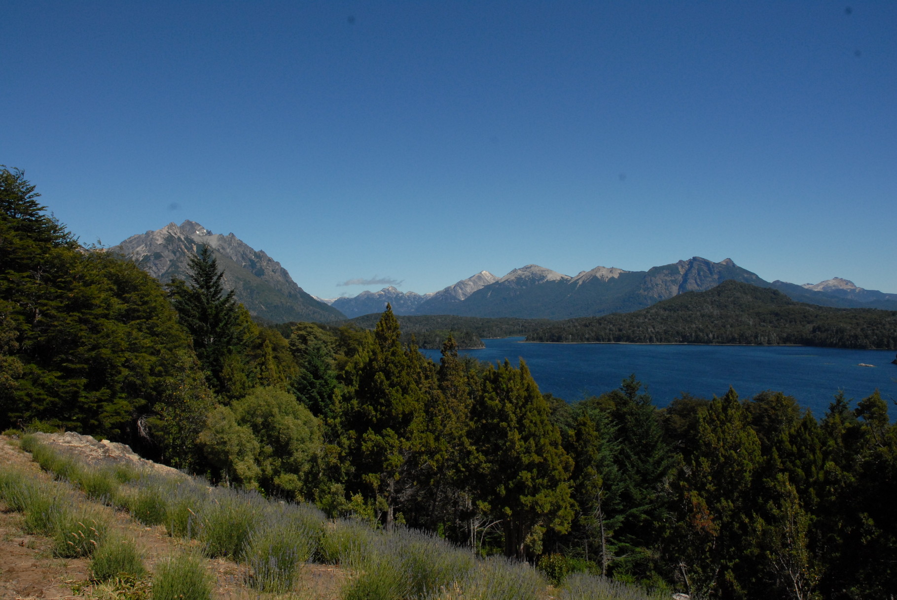 Von einem Aussichtspunkt hinter Bariloche ein Ausblick über das Seengebiet - Teil 1 ...