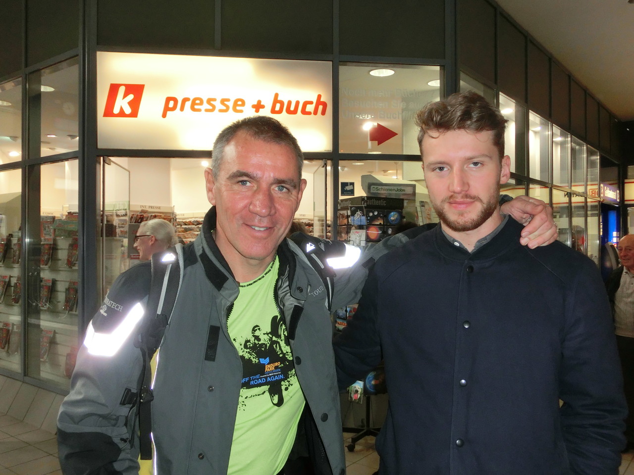 Papa und Sohn - Danke für den Shuttle, Andrè