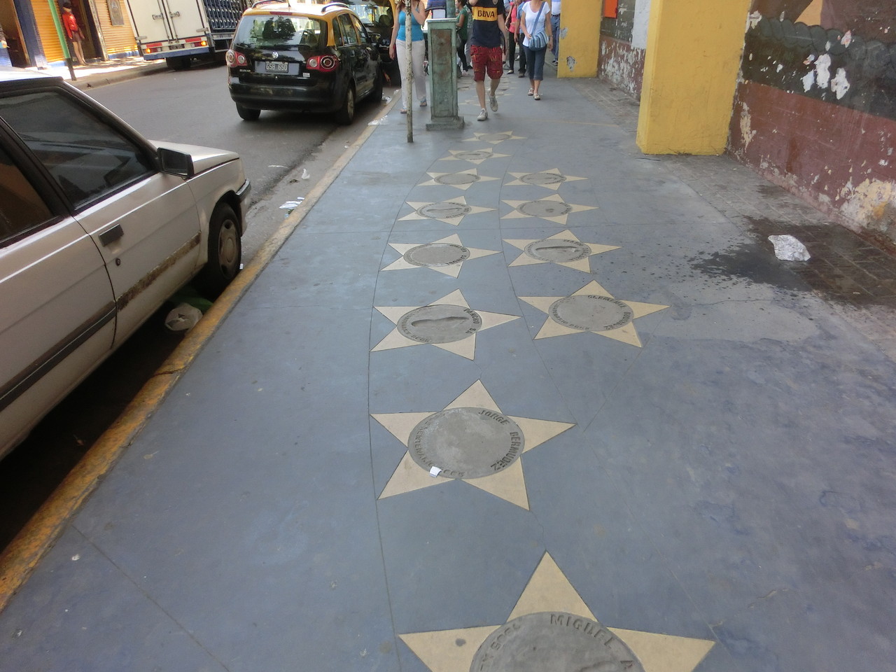 Draußen gibt es einen "Walk of Fame"