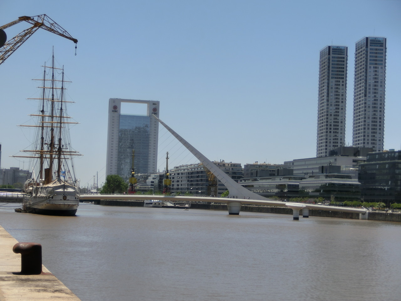 Puerto Madero mit der Ponte de la Mujeres