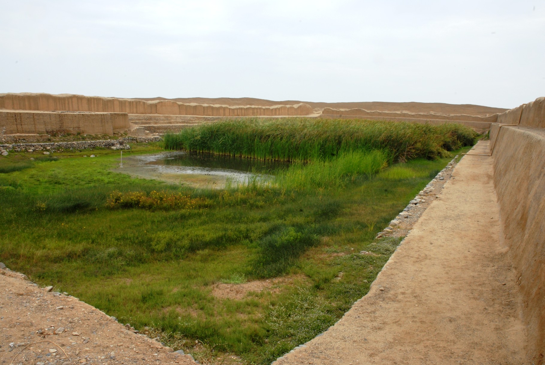 Die 130 x 45 m großen Wasserbecken (Zisterne und zugleich Opferplatz)