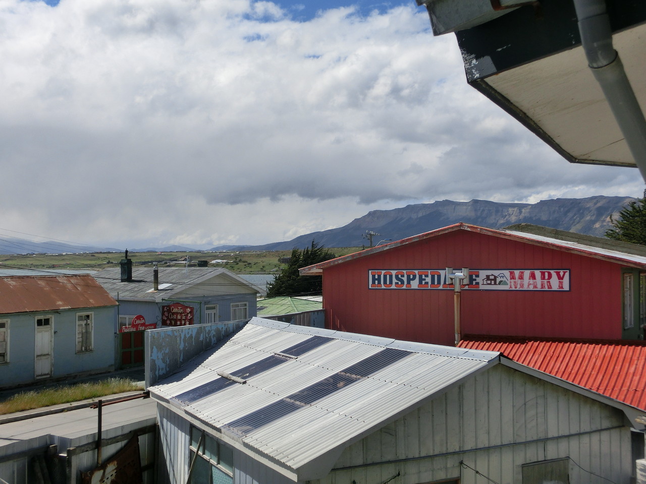 Gleich hinter Puerto Natales gehen die Berge los