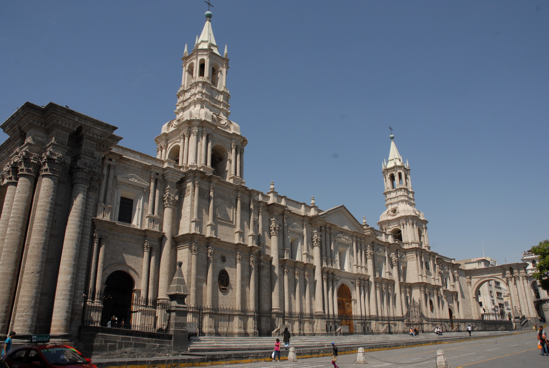 Die Kathedrale von Arequipa vom Plaza de Armas aus gesehen