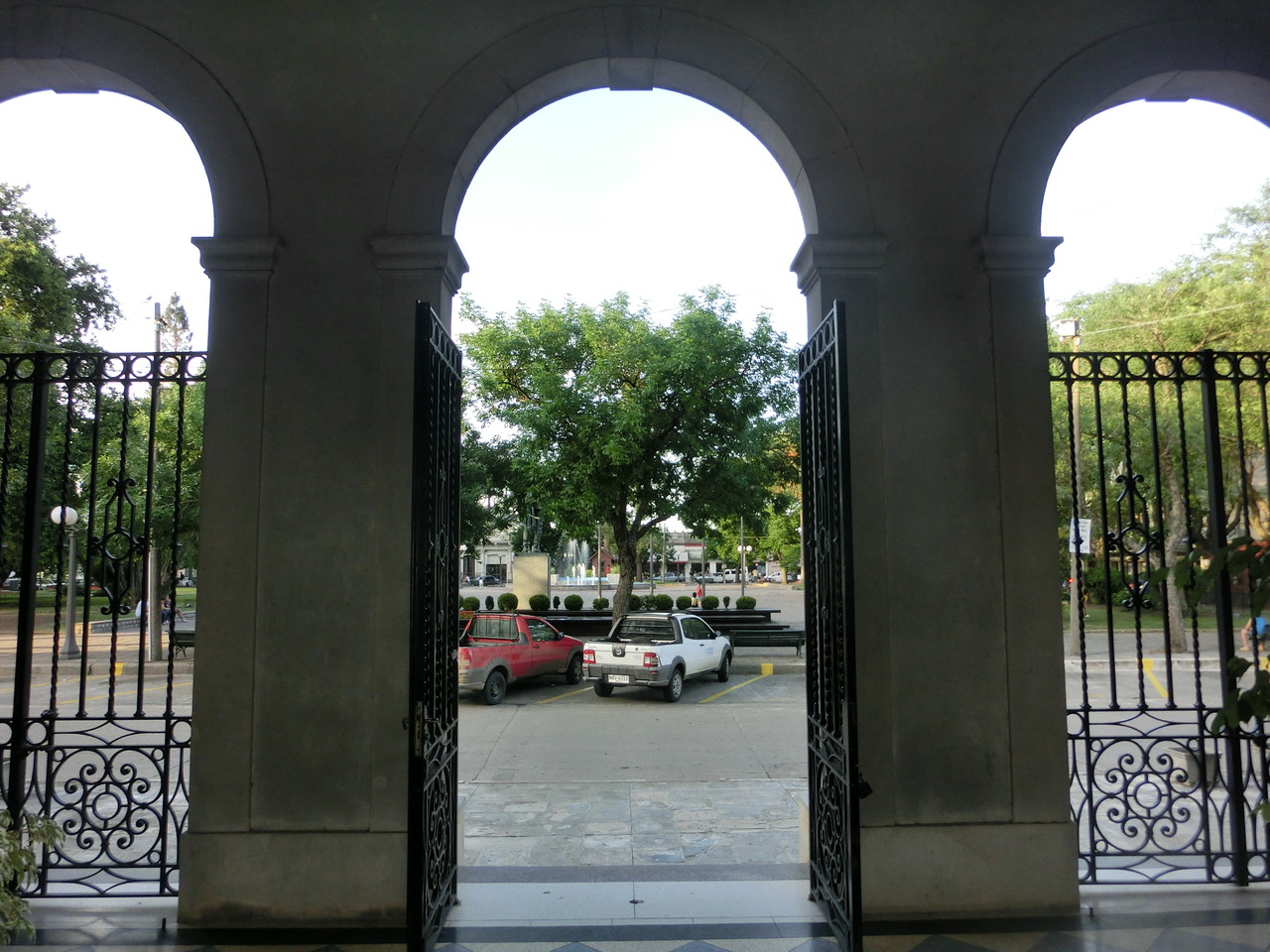 Blick vom Kirchneingang in Trinidad auf den Marktplatz