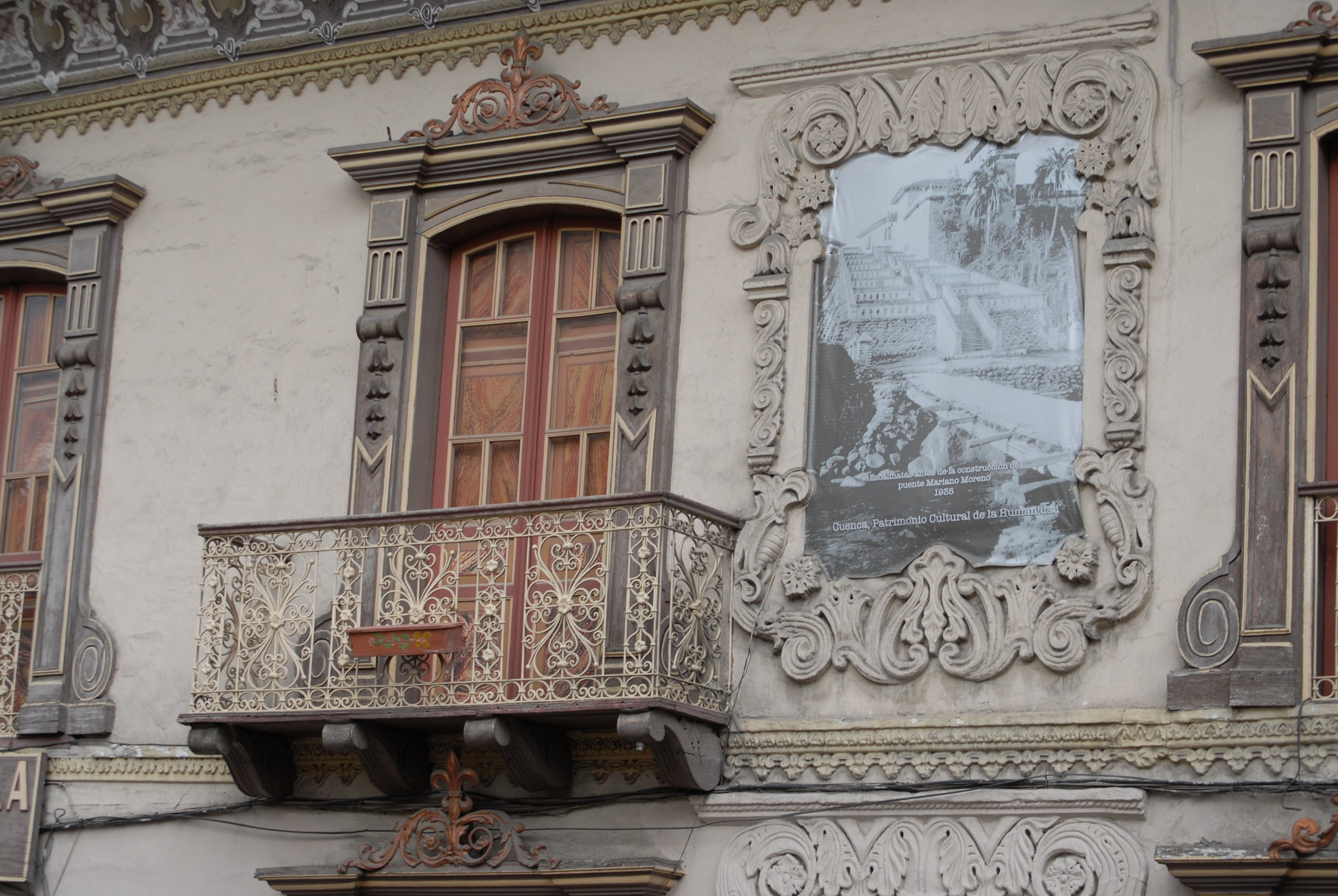 Schöne Balkone und Wandfriese