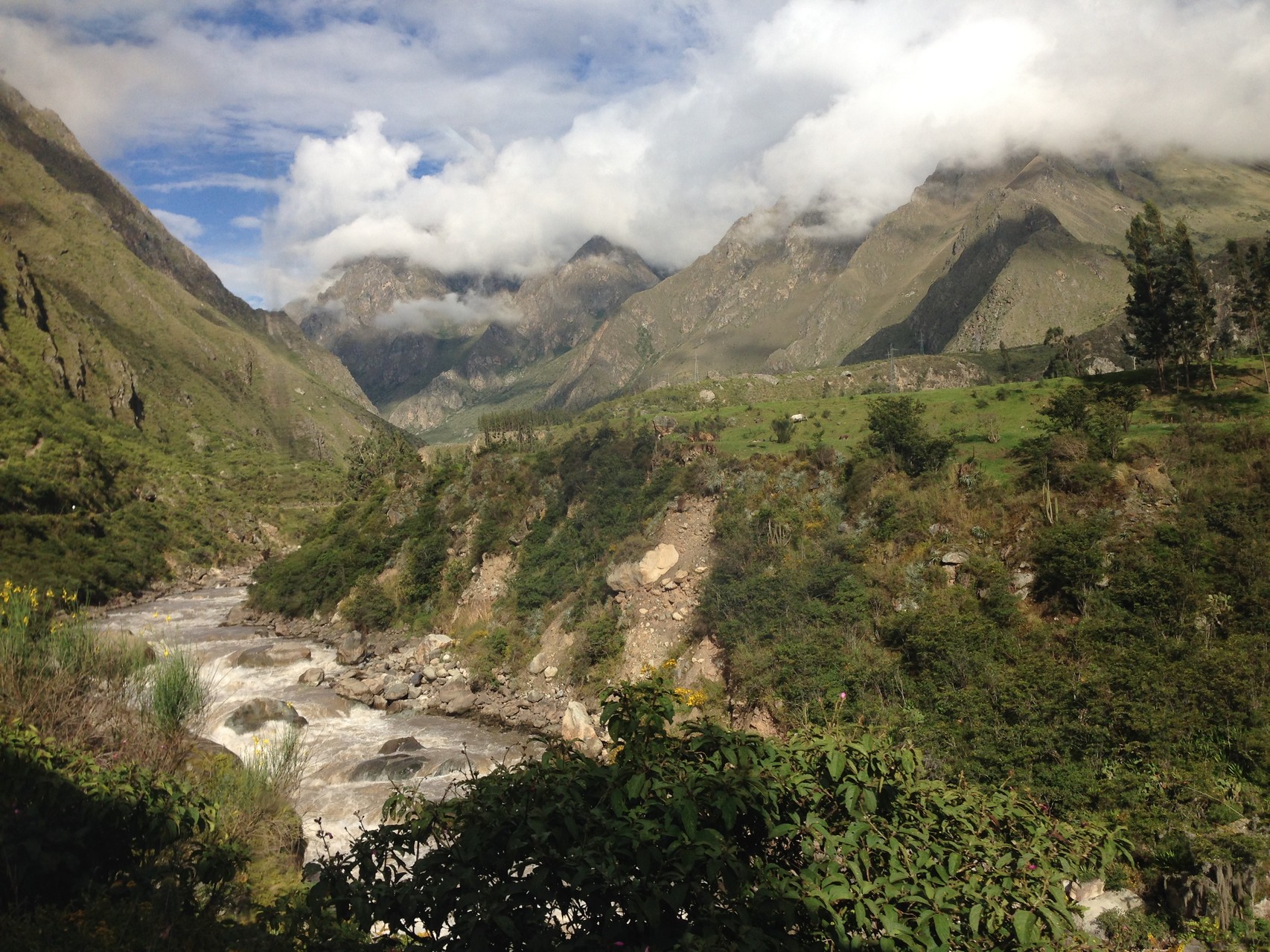 Der Rio Urubamba in seinem wilden Bett