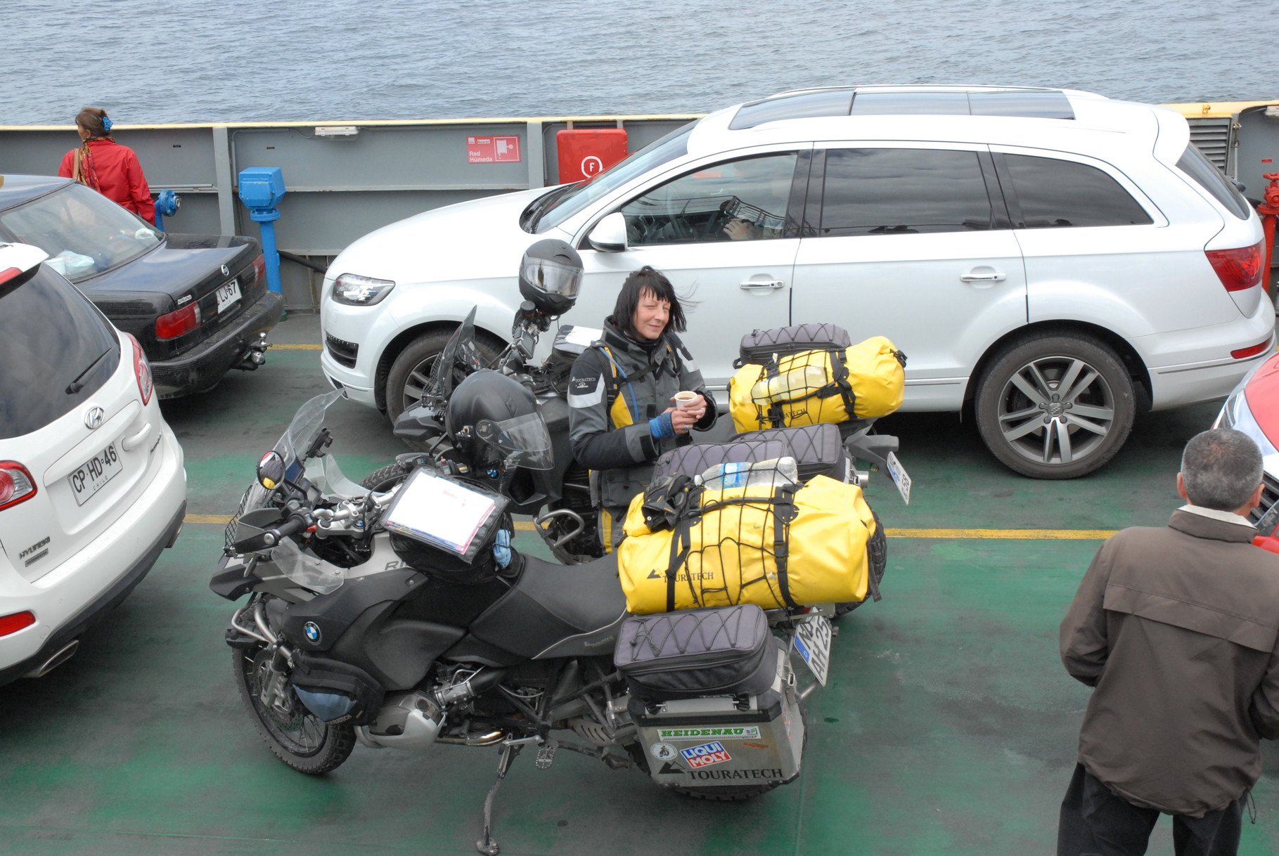 Rosi bewacht die Motorräder auf der Überfahrt nach Puerto Montt