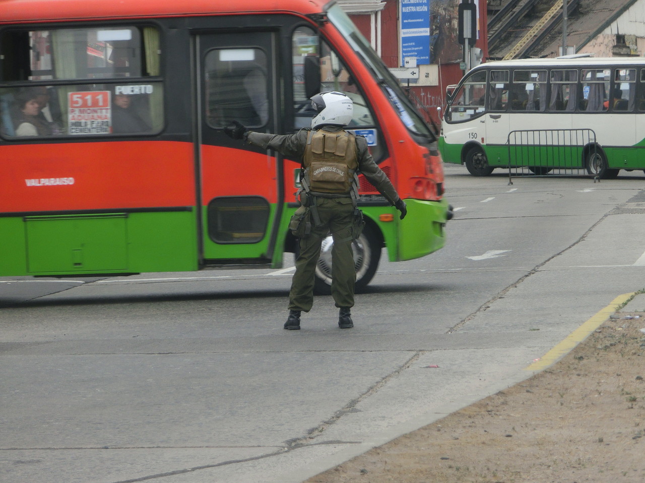 Der Verkehr in Valparaiso scheint gefährlich zu sein