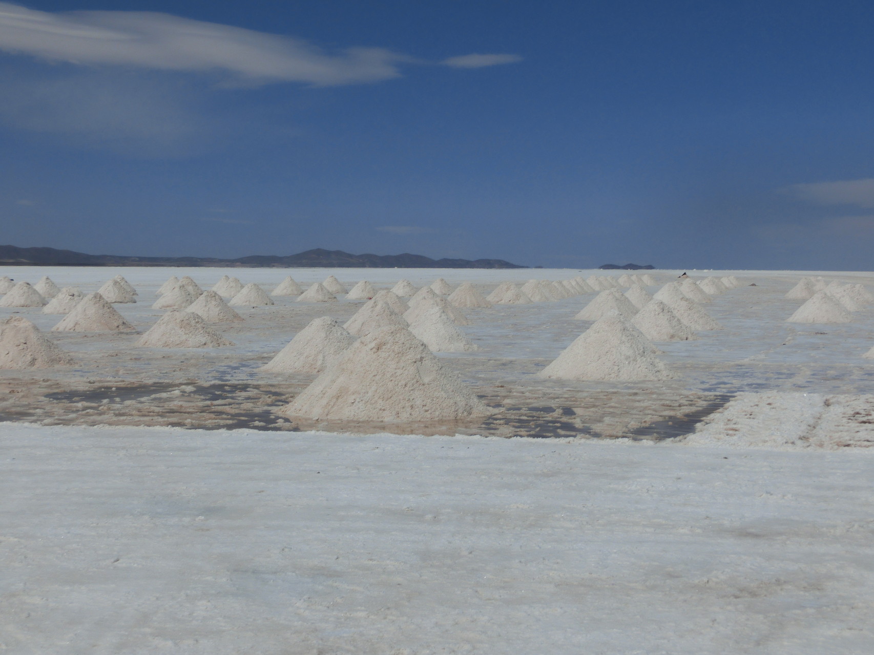 Auf dem Salar wird das Salz so zum Entwässern aufgetürmt