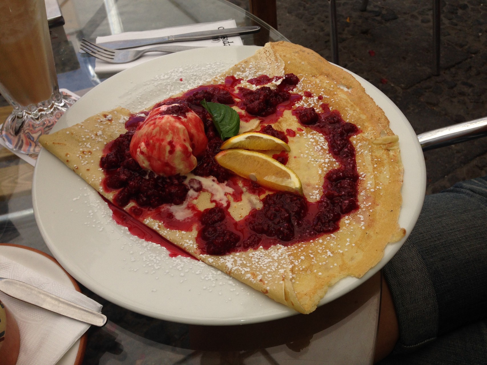 während Rosi mit Eis und Sahne auf den Putz haut