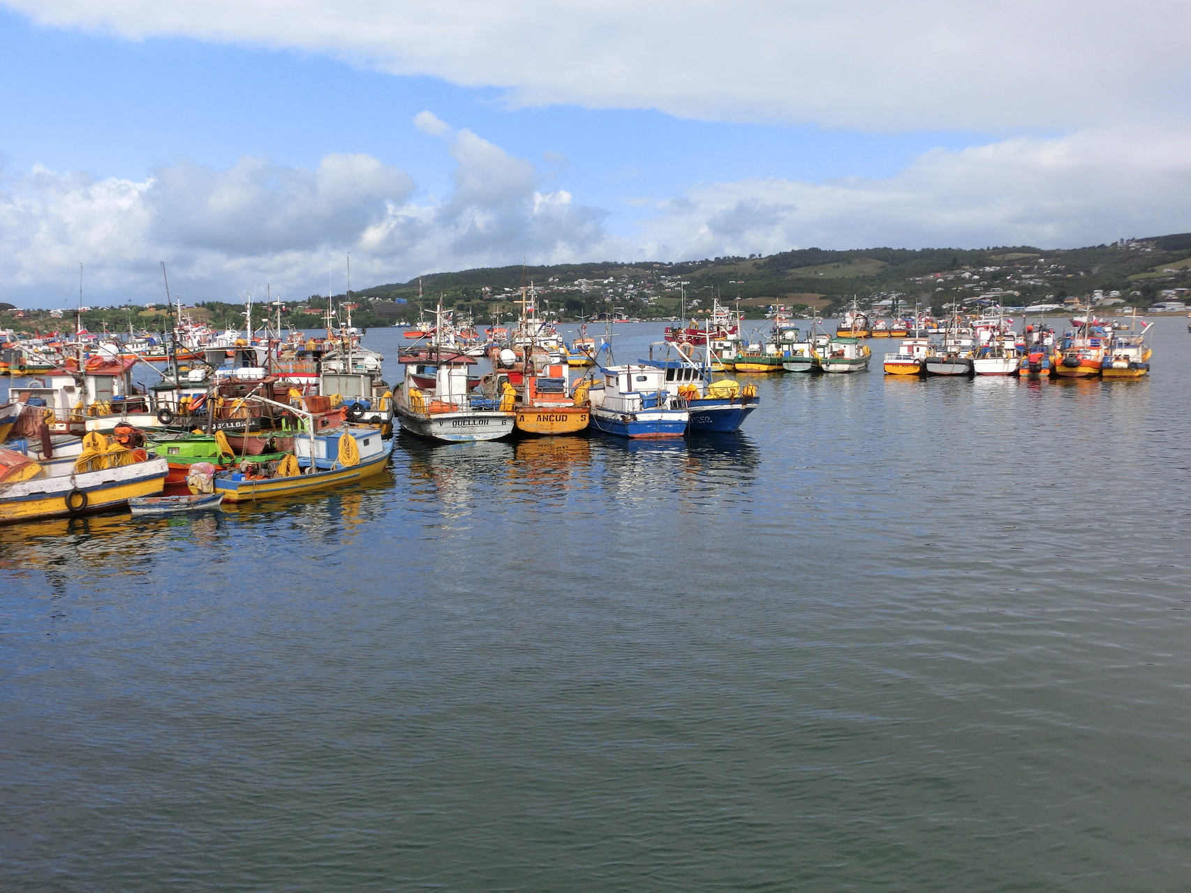 Im Fischereihafen von Quellón