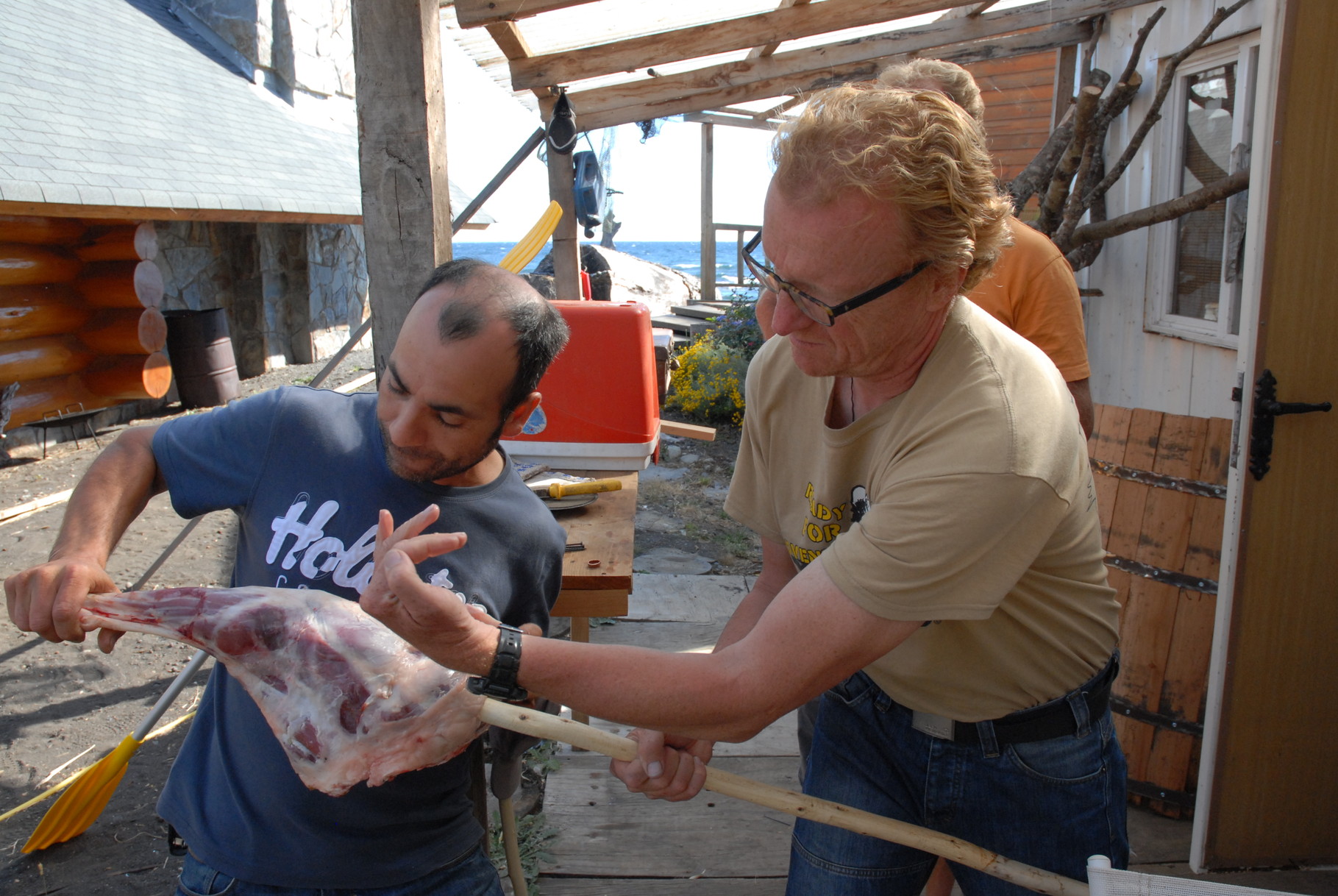 Lucho und Hannu beim Zubereiten des Lamms