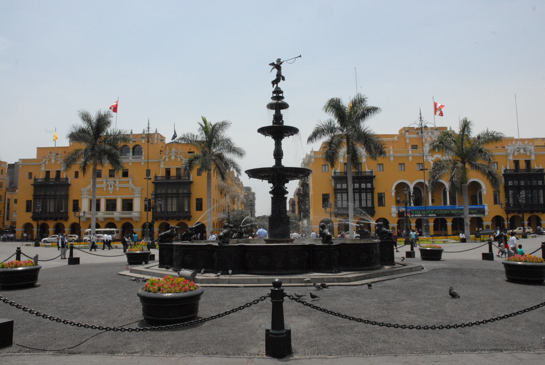 Die Plaza Mayor mit der Stadtverwaltung im Hintergrund