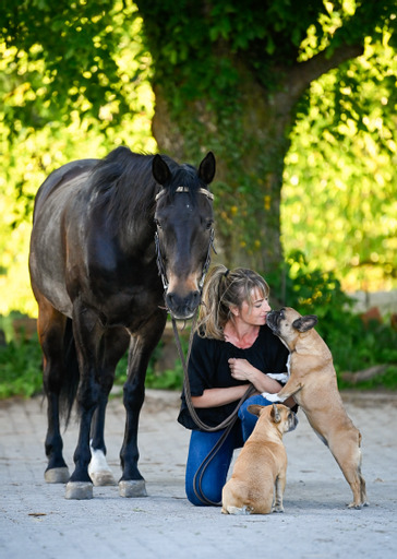 "Glückliche Pfote" Gabi Schiesser, Tierkommunikation und Blutegel-Therapie