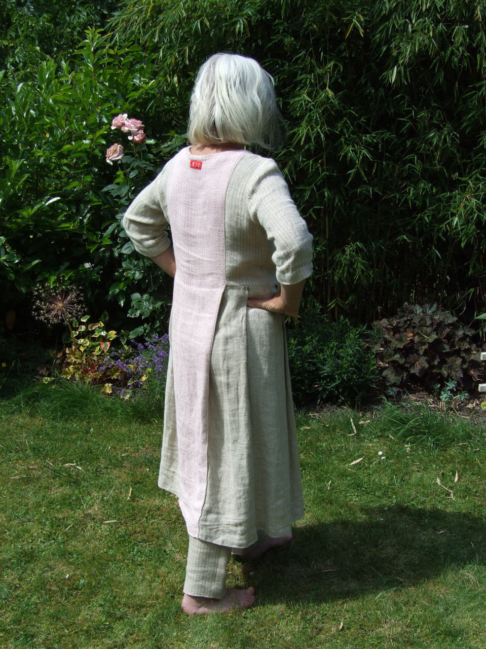 Rückseite Kleid mit Hose