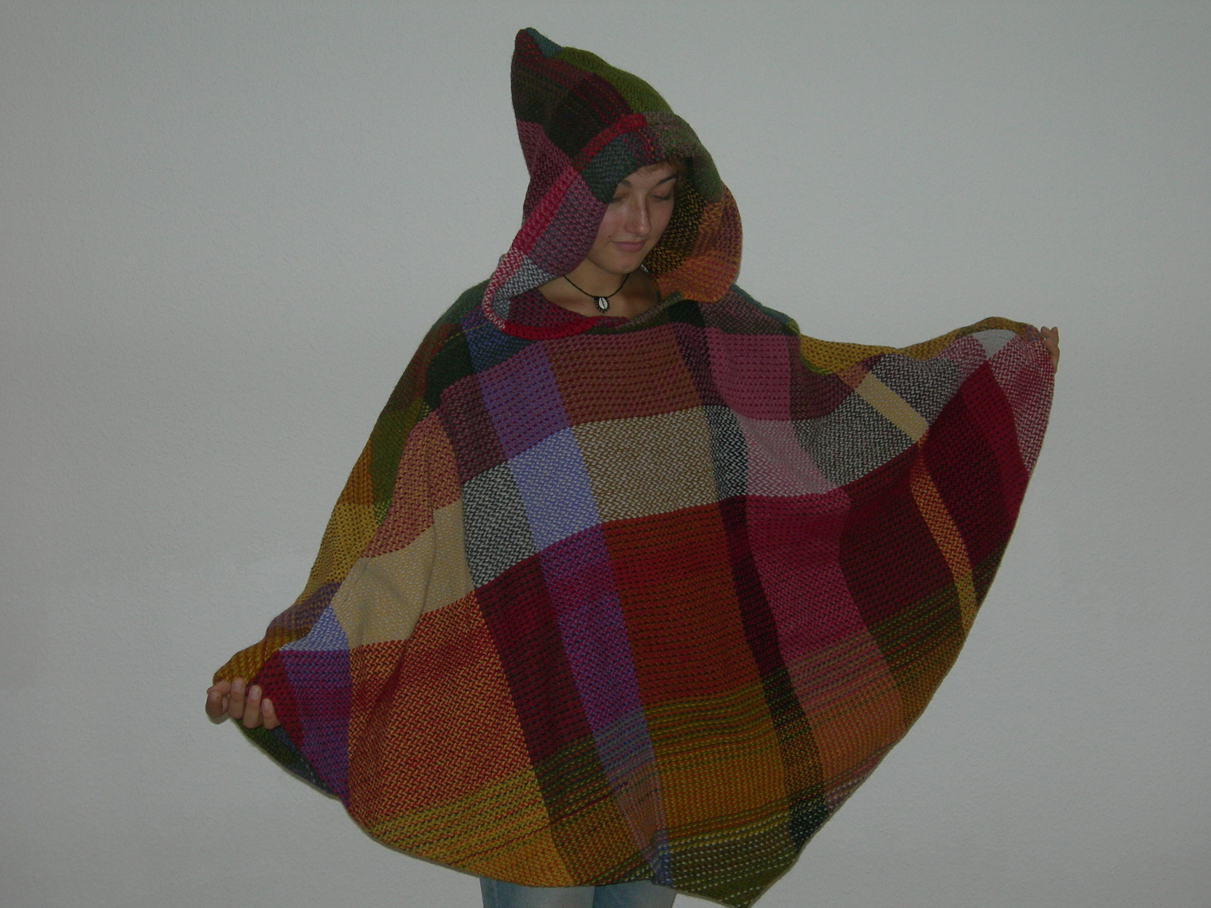 Poncho,   Material – Wolle, Bindung – gleichseitiger Köper