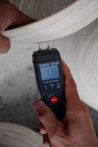 Pour assurer une qualité constante et optimale durant la fabrication, le taux d’humidité est contrôlé régulièrement.