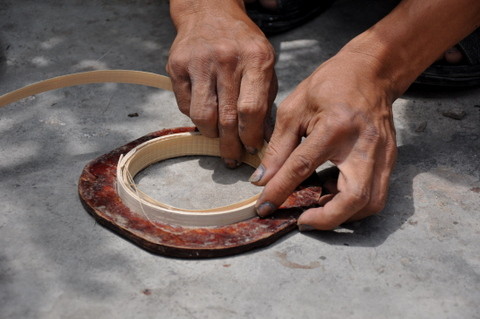 Les lamelles sont enroulées à plat. La première lamelle détermine le diamètre de l'objet. Les lamelles suivantes sont enroulées en partant de l'extérieur du cercle vers l’intérieur.