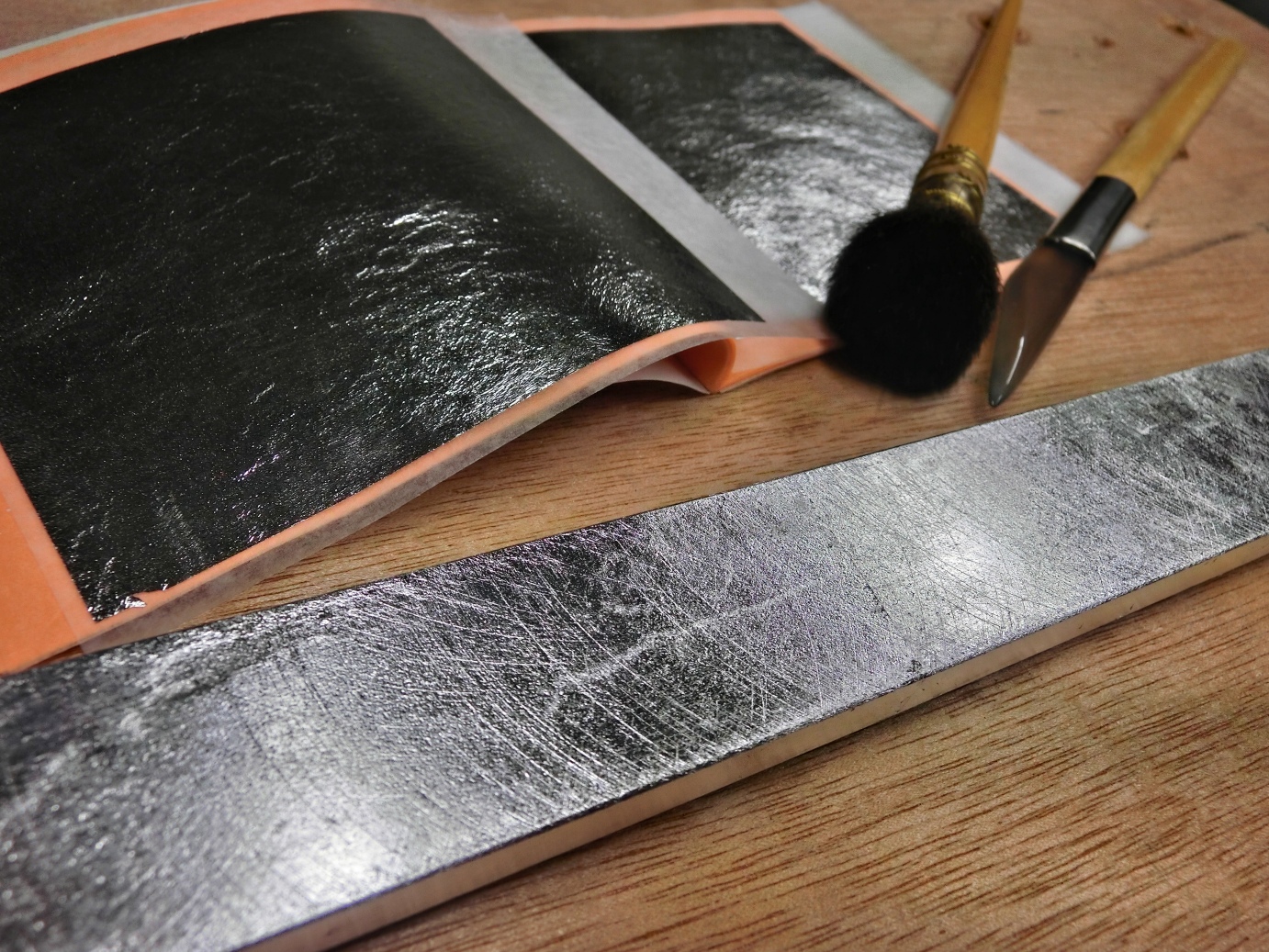 Pose de feuille d'argent sur de l'acier