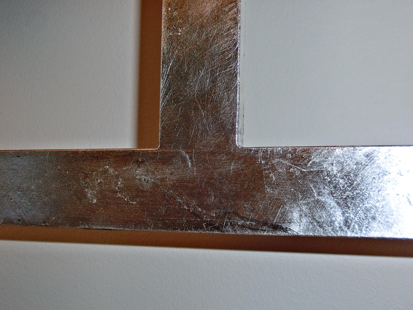 Détail feuille d'argent sur acier nu