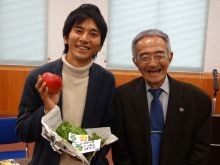 右側が奇跡のりんごの木村秋則先生