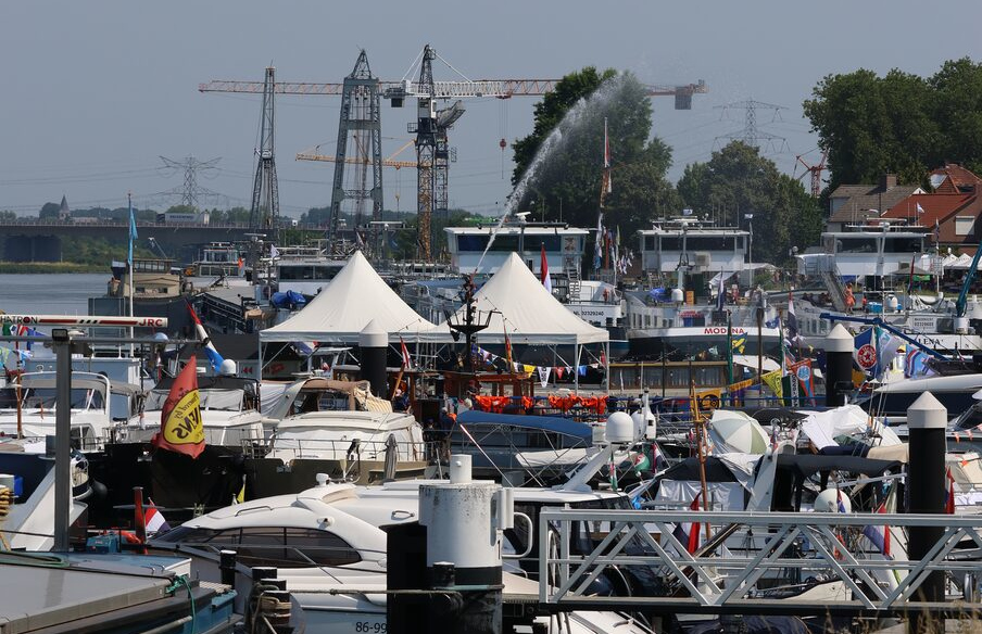 Vlaggen, schepen en zomerhitte: de Maasbrachter Havendagen 2026