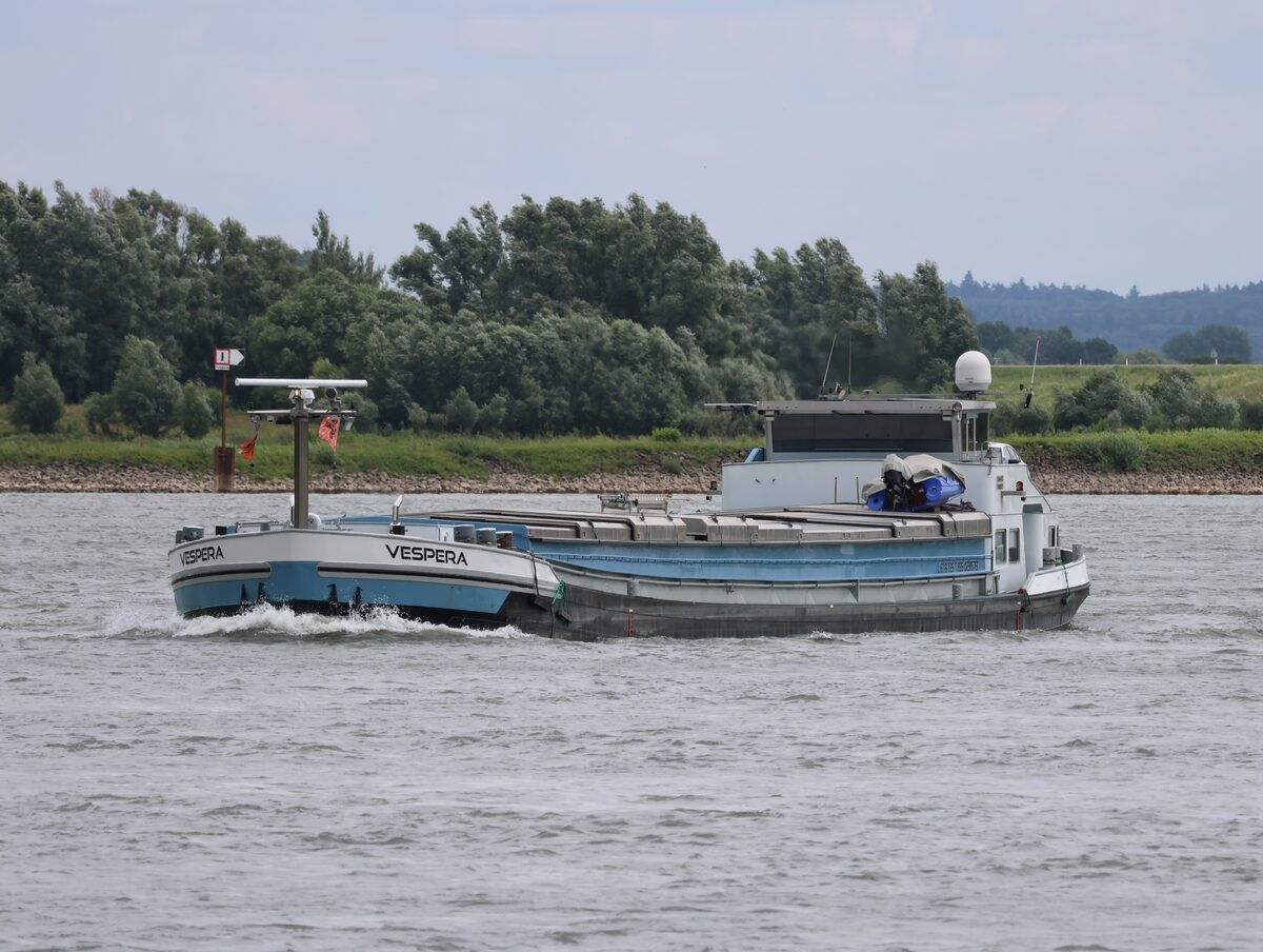 Motorvrachtschip Vespera (ENI 02315713) varend op de Waal