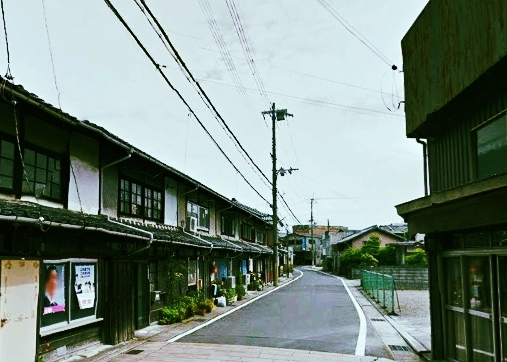 龍野町門の外：龍野市観光課課長佐藤（桜井センリ）達がが市役所の車で寅を案内するシーン