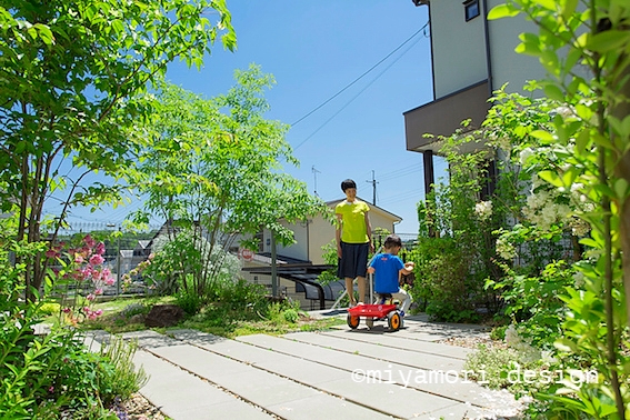 施工例「丘に佇む住まい」写真©miyamori design